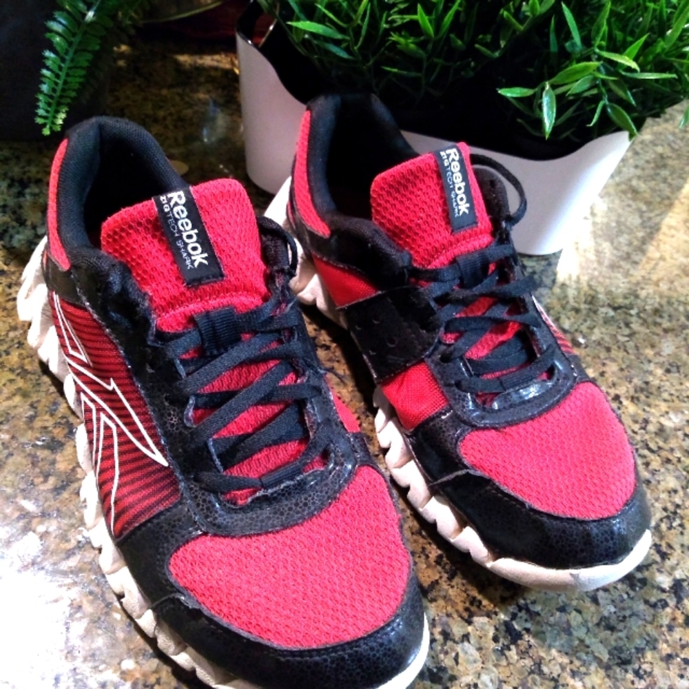 Reebok zig tech shark Red size 6.5 Boys youths